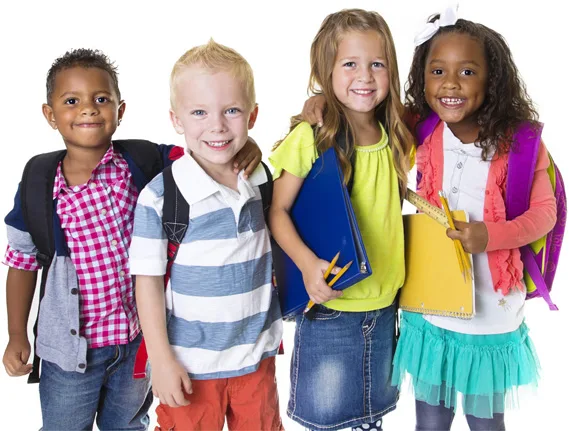 Quatre enfants avec leurs cartables