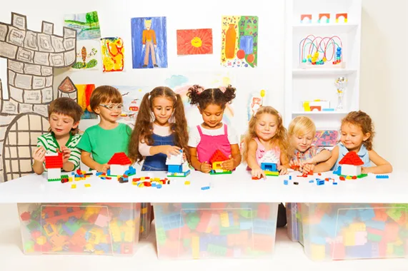 Enfants participant à une activité périscolaire Préalis
